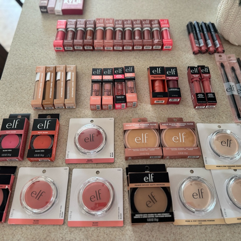 Cosmetics Assorted Makeup Set - Picture 2 of 6